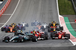 Валттері Боттас, Mercedes AMG F1 W08, очолює пелотон на старті