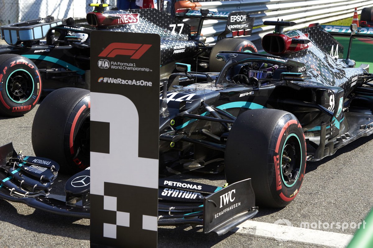 Lewis Hamilton, Mercedes F1 W11, dan Valtteri Bottas, Mercedes F1 W11, tiba di Parc Ferme setelah mengunci grid terdepan GP Italia