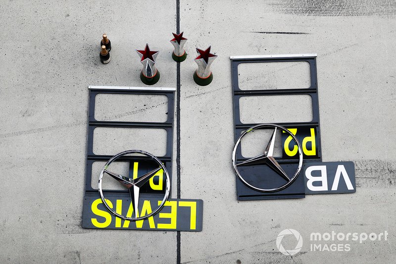 Піт-боарди та кубки Льюіса Хемілтона, Mercedes AMG F1, 1-а позиція, Валттері Боттаса, Mercedes AMG F1, за 2-у позицію, та команди Mercedes