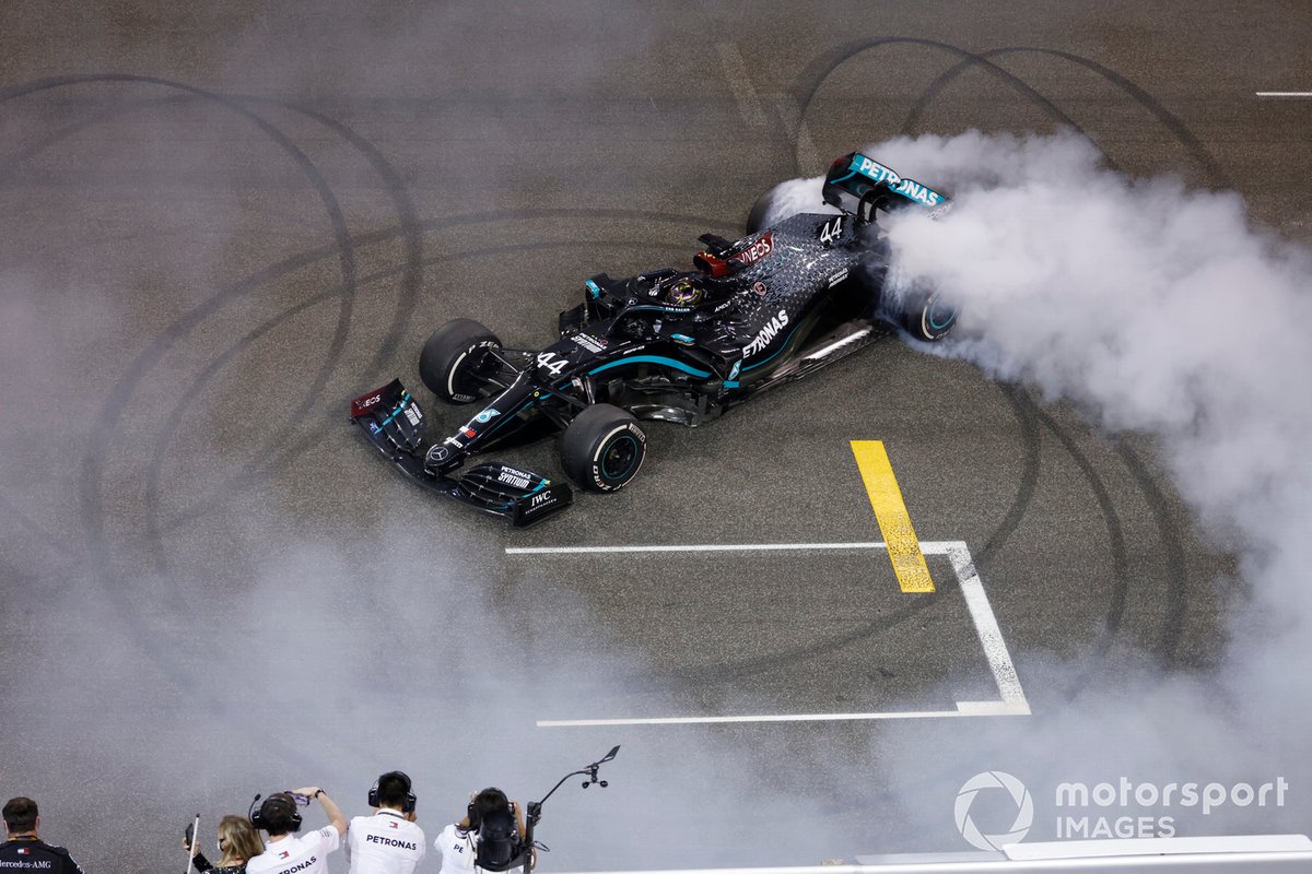 Pembalap Mercedes-AMG-Petronas, Lewis Hamilton, melakukan selebrasi donat usai balapan terakhir F1 2020, GP Abu Dhabi.