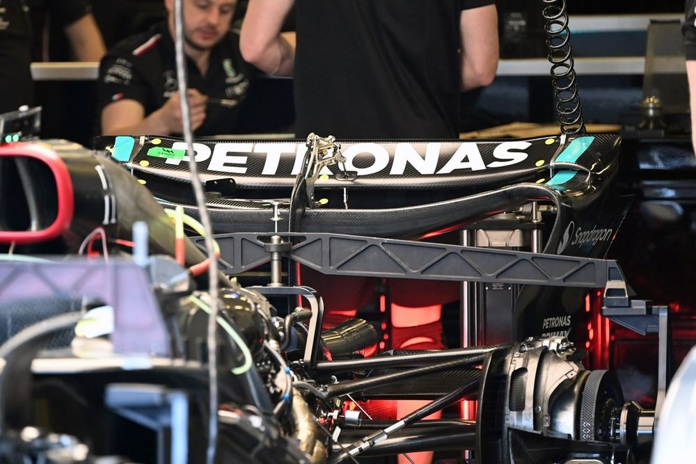 Alerón delantero y el actuador del DRS del Mercedes W14