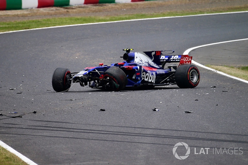 Carlos Sainz Jr., Scuderia Toro Rosso STR12 crashes