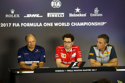Frederic Vasseur, Sauber Takım Patronu, Mattia Binotto, Ferrari Teknik Şefi veMario Isola, Pirelli Spor Direktörü