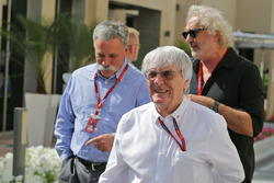 Bernie Ecclestone, mit Chase Carey, Formula One Group Vorsitzender und Flavio Briatore
