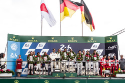 Podio LMP1: vincitori assoluti e di classe #2 Porsche Team Porsche 919 Hybrid: Romain Dumas, Neel Ja