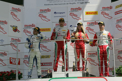 Rookiepodium race 1: tweede plaats Simone Cunati, Vincenzo Sospiri Racing, winnaar Juan Manuel Corr