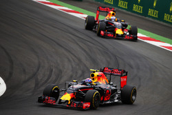Max Verstappen, Red Bull Racing RB12 vor Daniel Ricciardo, Red Bull Racing RB12