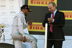 Podio: segundo lugar Lewis Hamilton, Mercedes AMG F1 Team