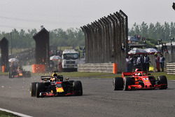 Daniel Ricciardo, Red Bull Racing RB14 and Sebastian Vettel, Ferrari SF71H battle