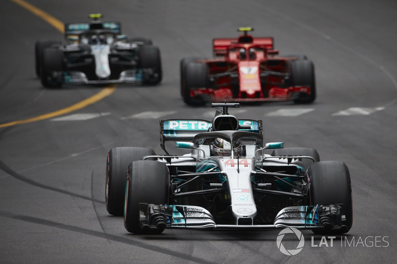 Lewis Hamilton, Mercedes AMG F1 W09, Kimi Raikkonen, Ferrari SF71H, y Valtteri Bottas, Mercedes AMG F1 W09