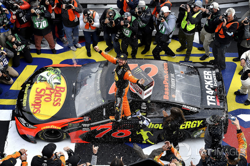 Martin Truex Jr., Furniture Row Racing, Toyota Camry Bass Pro Shops/5-hour ENERGY gana