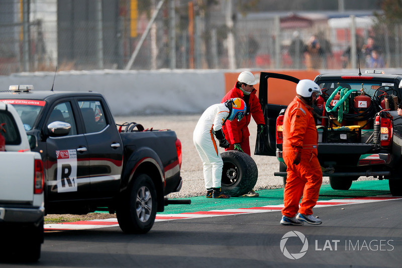 Fernando Alonso, McLaren MCL33, arka tekerleğini inceliyor