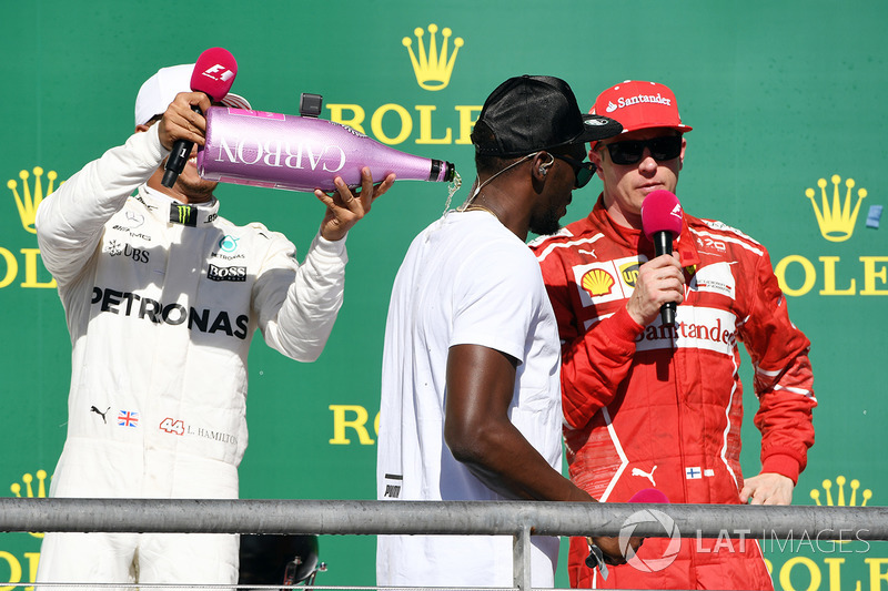 Podio: ganador de la carrera Lewis Hamilton, Mercedes AMG F1 y Usain Bolt, y tercer lugar Kimi Raikkonen, Ferrari