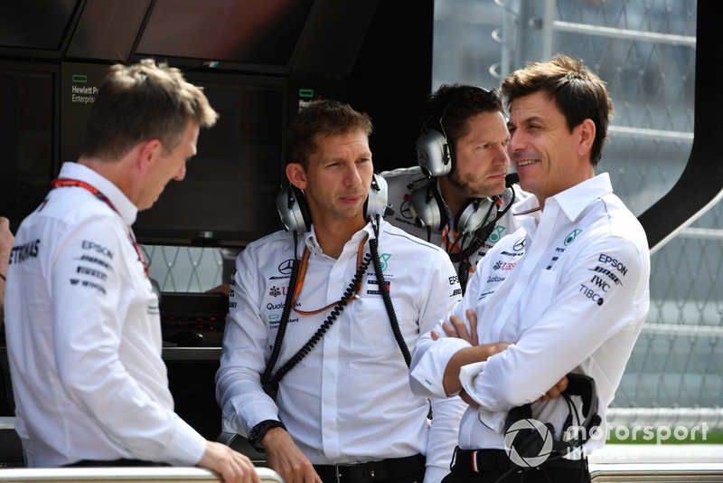 James Allison, directeur technique Mercedes AMG F1, Matt Deane, chef mécano Mercedes AMG F1 et Toto Wolff, directeur exécutif Mercedes AMG F1