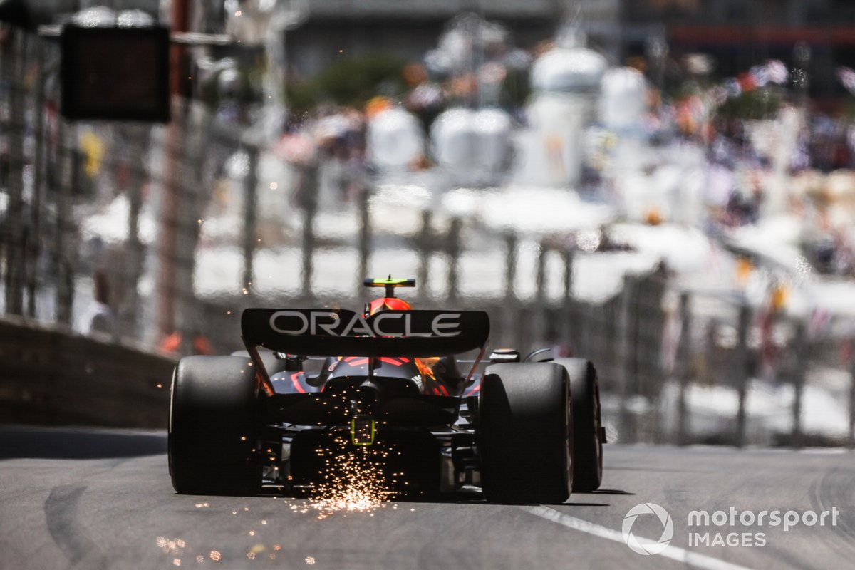 Salen chispas del Red Bull RB18 de Sergio Pérez