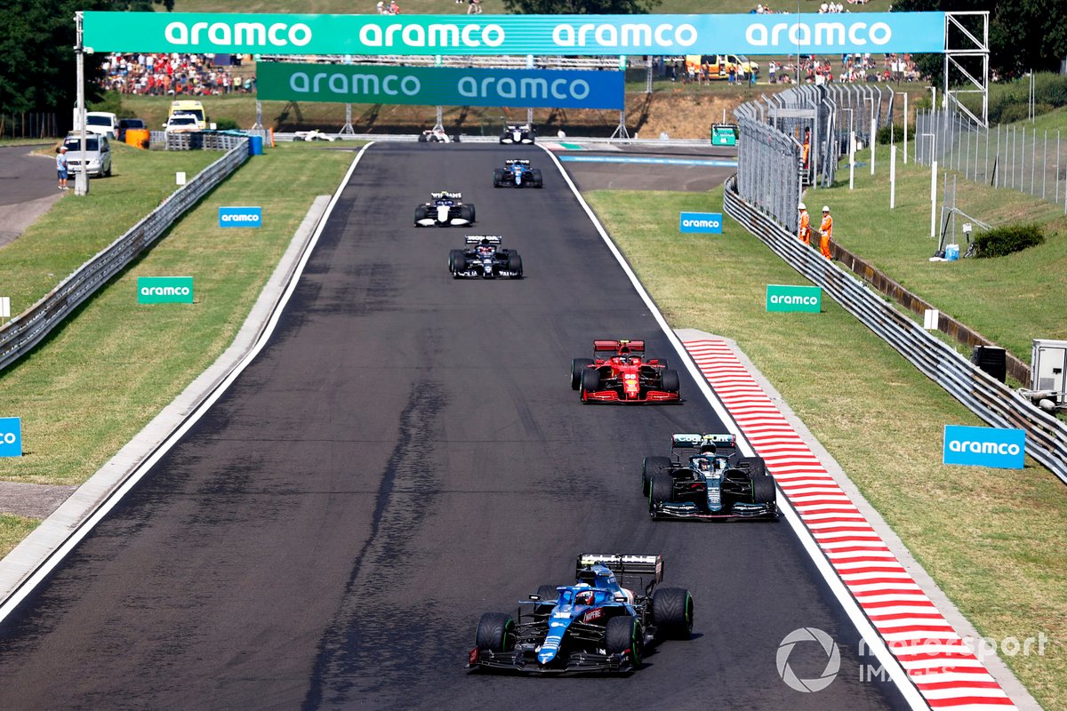 Esteban Ocon, Alpine A521, Sebastian Vettel, Aston Martin AMR21, and Carlos Sainz Jr., Ferrari SF21