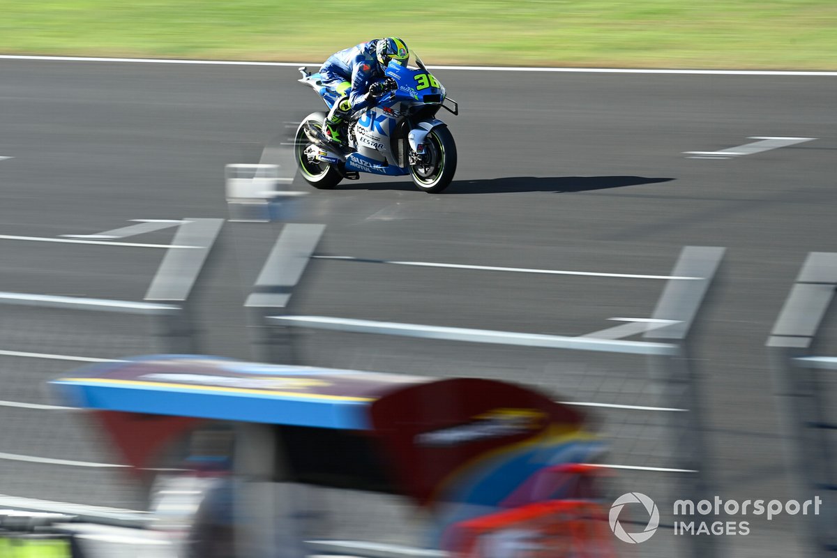 Pembalap Suzuki Ecstar sekaligus juara dunia MotoGP 2020, Joan Mir, memacu motornya dalam latihan bebas di Sirkuit Algarve, Portimao, Portugal.