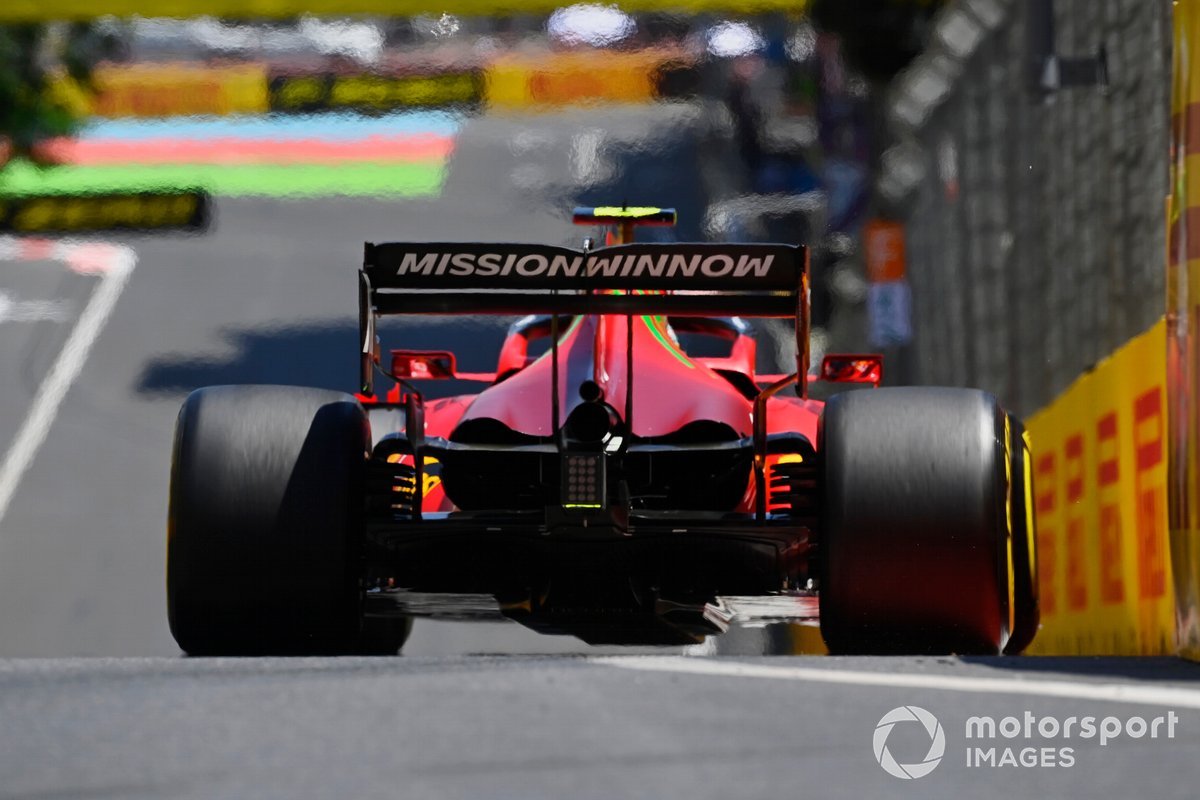 Logo Mission Winnow terpampang di sayap belakang mobil Ferrari SF21 milik Carlos Sainz Jr