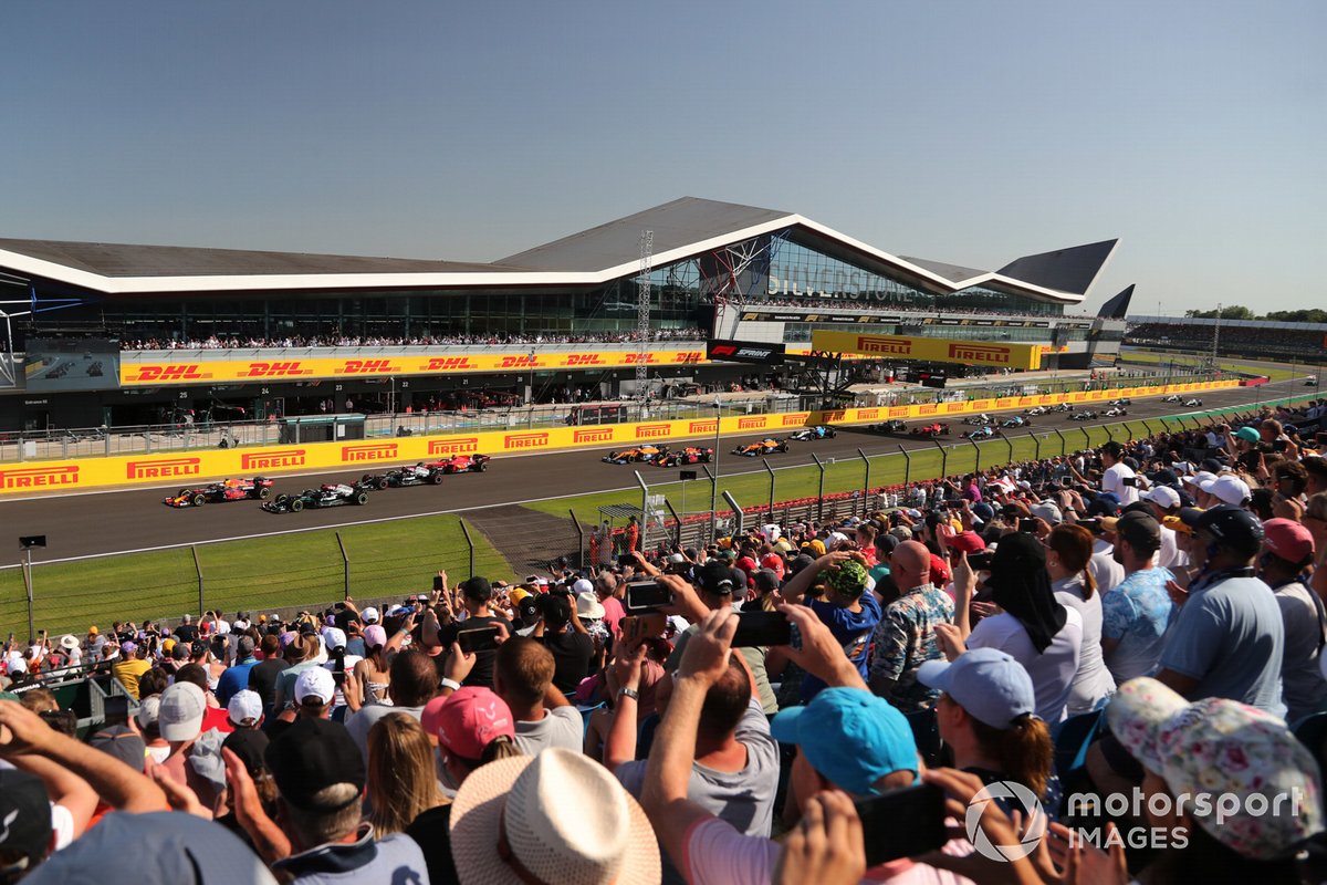 Max Verstappen, Red Bull Racing RB16B, Lewis Hamilton, Mercedes W12, Valtteri Bottas, Mercedes W12, Charles Leclerc, Ferrari SF21, en de rest van het veld tijdens de start van de sprintkwalificatie