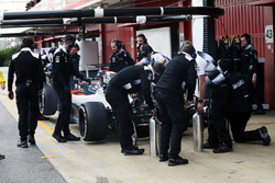Jenson Button, McLaren MP4-31 nei box