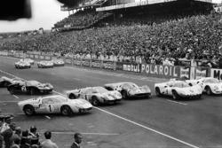#1 Ken Miles, es brincado al inicio por John Whitmore, Ford #8, Mike Parkes, Ferrari #20, Jo Bonnier