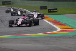 Esteban Ocon, Sahara Force India F1 VJM10, Sergio Perez, Sahara Force India F1 VJM10, Kevin Magnussen, Haas F1 Team VF-17