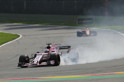 Sergio Perez, Sahara Force India F1 VJM10, locks-up, a puncture ahead of Stoffel Vandoorne, McLaren