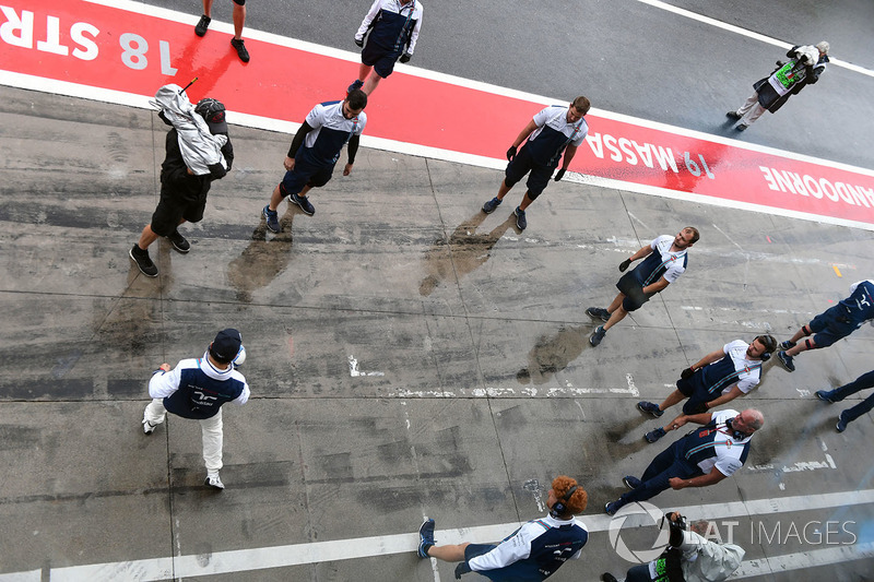 Felipe Massa, Williams and the Williams mechanics play football in pit lane