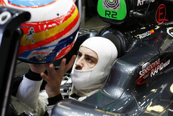 Fernando Alonso, McLaren MP4-31 in de garage