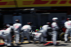 Esteban Gutierrez, Haas F1 Team VF-16 makes a pit stop