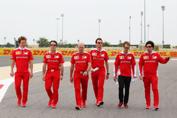 Sebastian Vettel, Ferrari, ispeziona il circuito con il team