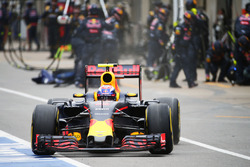 Max Verstappen, Red Bull Racing RB12 fa un pit stop