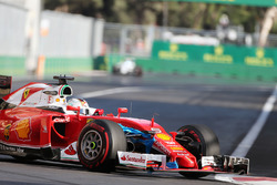 Sebastian Vettel, Ferrari SF16-H with a plastic bag stuck to the front wing
