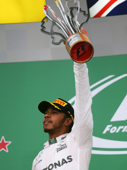 Winnaar Lewis Hamilton, Mercedes AMG F1 viert op het podium