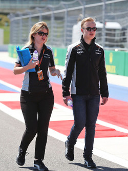 Микита Мазепін, гонщик програми розвитку Sahara Force India F1 Team крокує треком разом з Бернадетт