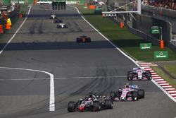 Romain Grosjean, Haas F1 Team VF-18 Ferrari, Esteban Ocon, Force India VJM11 Mercedes, Sergio Perez, Force India VJM11 Mercedes