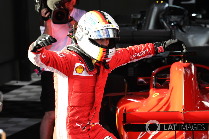 Il vincitore della gara Sebastian Vettel, Ferrari festeggia nel parco chiuso