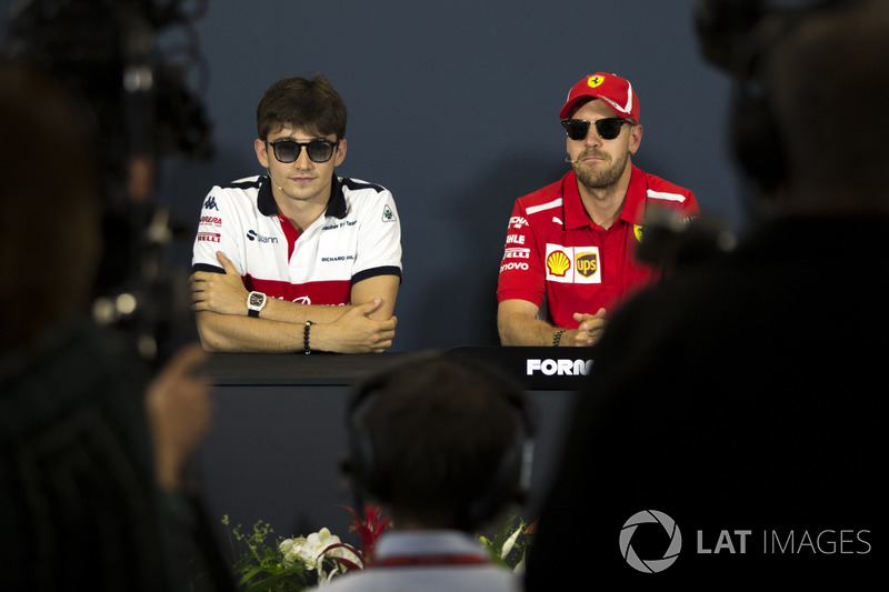 Charles Leclerc, Sauber e Sebastian Vettel, Ferrari, nella conferenza stampa