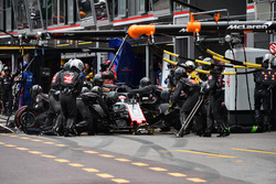 Romain Grosjean, Haas F1 Team VF-18 pit stop