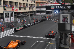 Race winner Daniel Ricciardo, Red Bull Racing RB14 takes the chequered flag