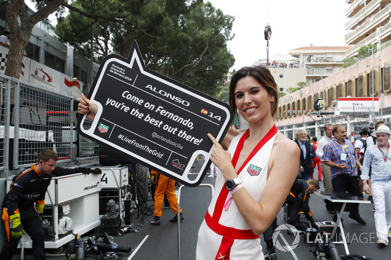 Una chica de la parrilla tiene un mensaje para Fernando Alonso, McLaren