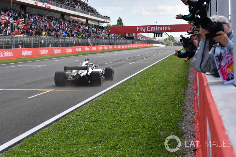 Переможець Льюіс Хемілтон, Mercedes-AMG F1 W09, перетинає фініш