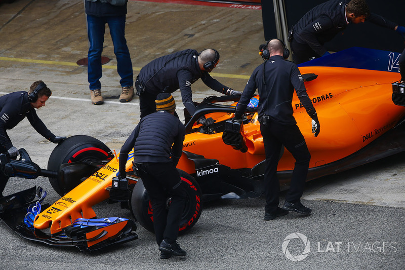 Fernando Alonso, McLaren MCL33, garaja dönüyor