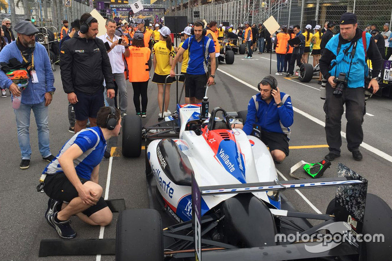 Sacha Fenestraz, Carlin, Dallara Volkswagen y Alexander Trienitz, fotógrafo de Motorsport.com