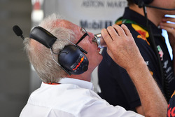 Dr Helmut Marko, Consulente Red Bull Motorsport beve una lattina di Red Bull