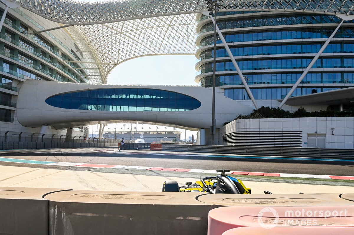 Guanyu Zhou, Renault F1 Team R.S.20 spins