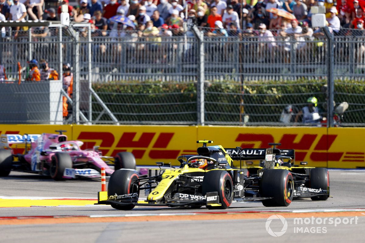 Esteban Ocon, Renault F1 Team R.S.20, Daniel Ricciardo, Renault F1 Team R.S.20, et Sergio Perez, Racing Point RP20