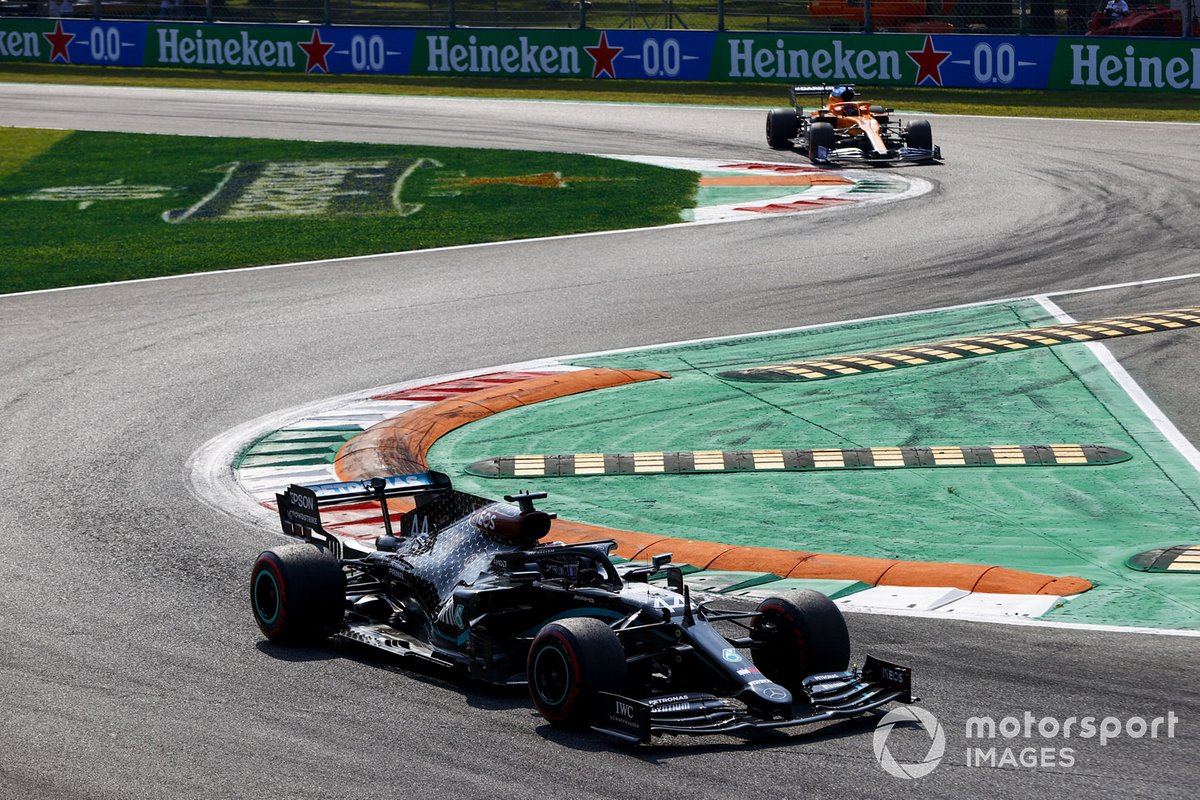 Carlos Sainz Jr. saat berusaha mengejar Lewis Hamilton dalam sebuah balapan F1 musim ini.