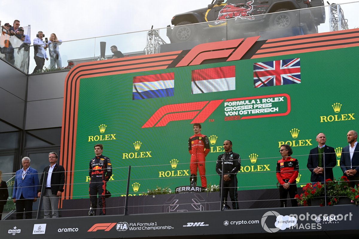 Leclerc en el pedestal elevado del podio de Spielberg, celebrando la victoria en el GP de Austria