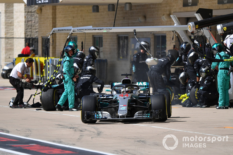 Lewis Hamilton al secondo pit stop con la Mercedes W09 durante il GP degli Stati Uniti